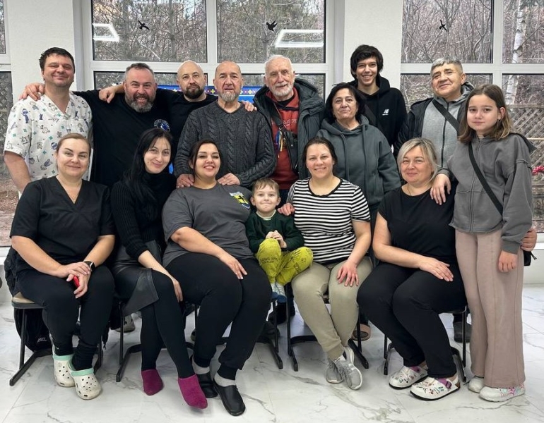 Історія масажиста з Маріуполя: вижив у блокаді, повернувся до України, відновив свою справу та знову одружився у 76 років