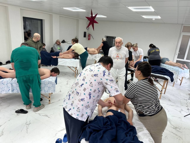 Історія масажиста з Маріуполя: вижив у блокаді, повернувся до України, відновив свою справу та знову одружився у 76 років