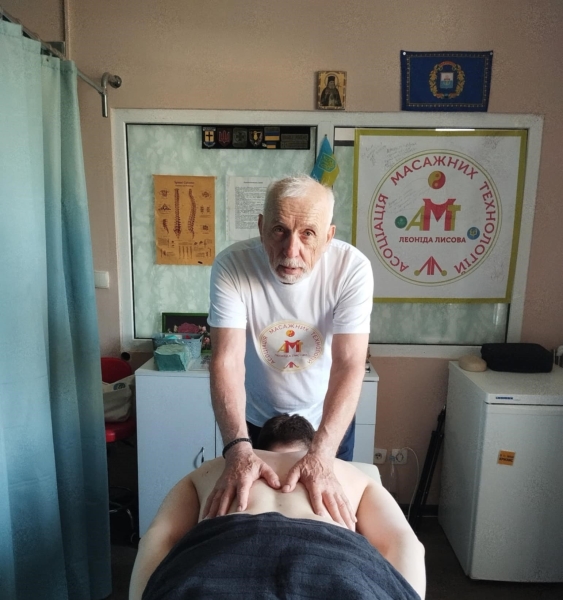 Історія масажиста з Маріуполя: вижив у блокаді, повернувся до України, відновив свою справу та знову одружився у 76 років