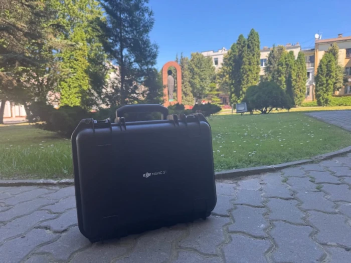 Луцька громада підтримує військових: передали нові квадрокоптери та обладнання на фронт