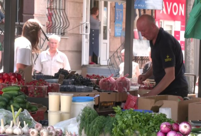 На ринку в Рівному дешевшають літні овочі