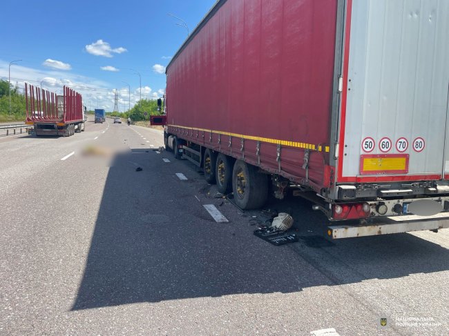 На Рівненщині легковик переїхав чоловіка, який ремонтував вантажівку