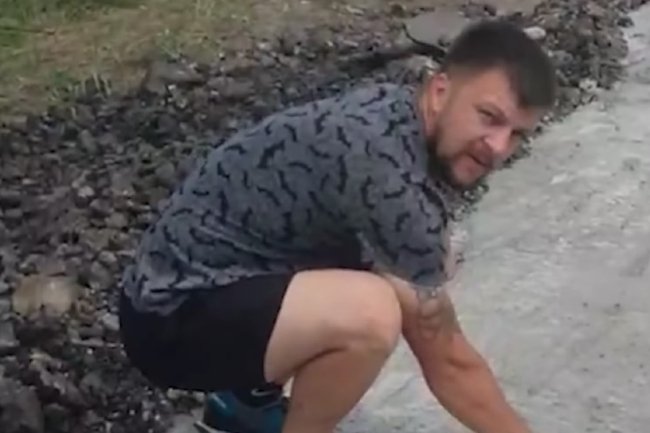 На Рівненщині ветеран самостійно ремонтує знищену дорогу