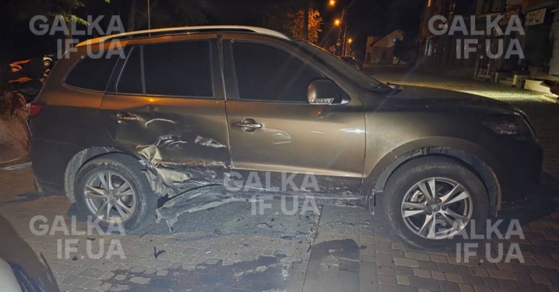 На Вовчинецькій 23-річний водій Audi врізався у припарковану автівку (ФОТО)