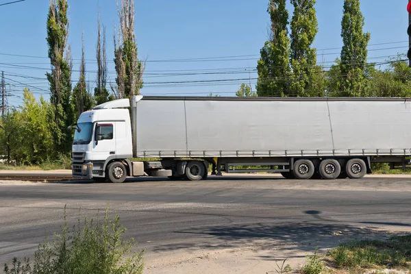 Обмежено рух вантажівок на Дніпропетровщині: причини