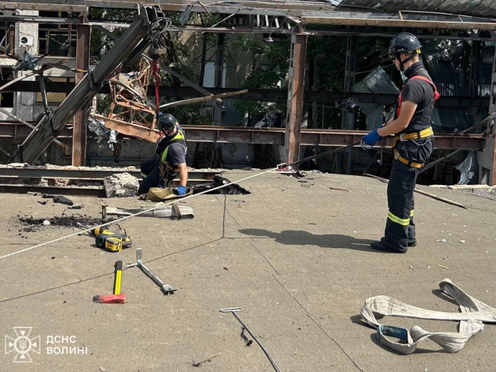 Рятувальники з Луцька ліквідовують наслідки російських обстрілів на сході