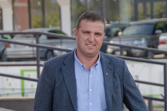 - Сарану до нас приніс вітер, - голова асоціації фермерів Рівненщини