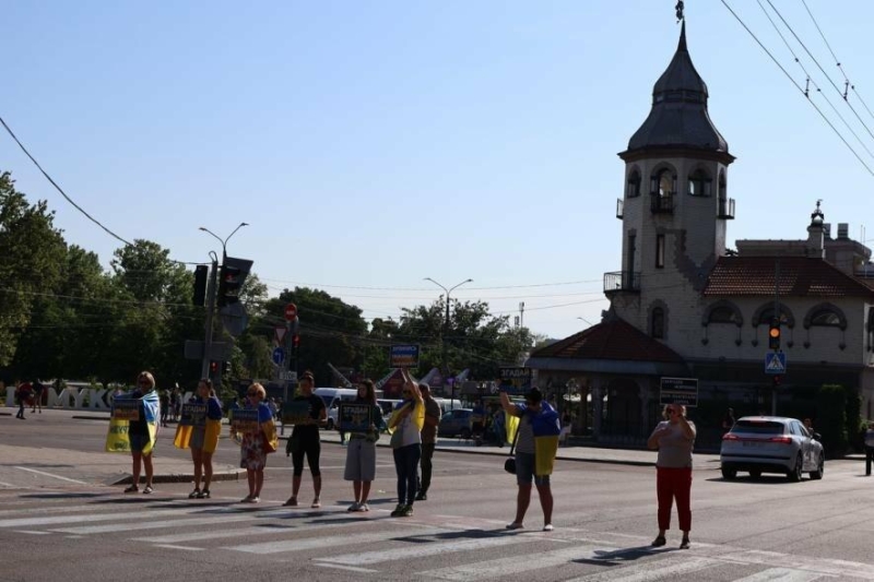 "Щоб шануваьти живих - потрібно пам'ятати про полеглих"" в Миколаєві відбулась акція "Вшануй!, - ФОТО