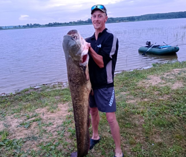 Сома, розміром з людину, впіймали на Рівненщині