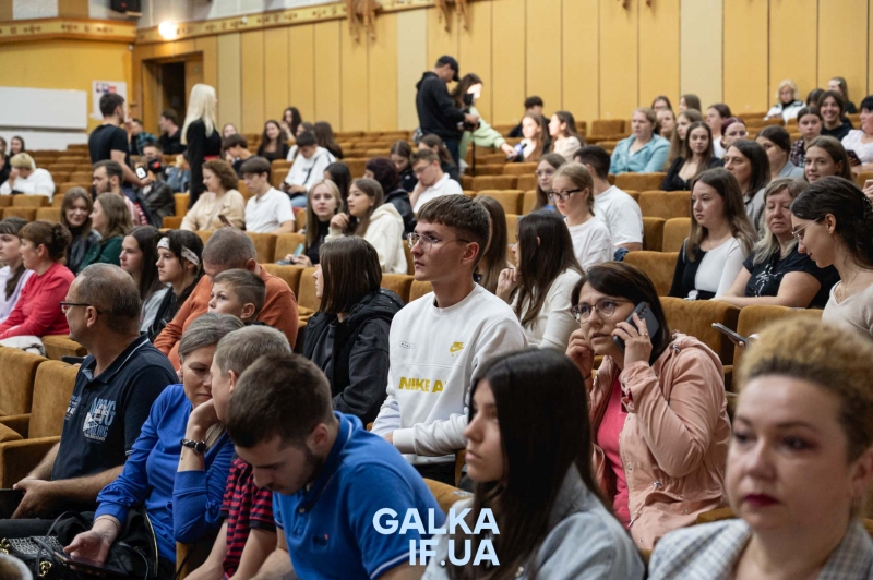 “Той, хто хоче бути успішним – повинен отримувати знання”: як у (При)Карпатському університеті проходить день відкритих дверей (ФОТО)