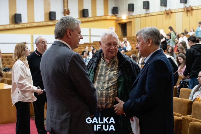 “Той, хто хоче бути успішним – повинен отримувати знання”: як у (При)Карпатському університеті проходить день відкритих дверей (ФОТО)