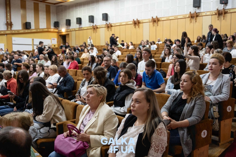“Той, хто хоче бути успішним – повинен отримувати знання”: як у (При)Карпатському університеті проходить день відкритих дверей (ФОТО)