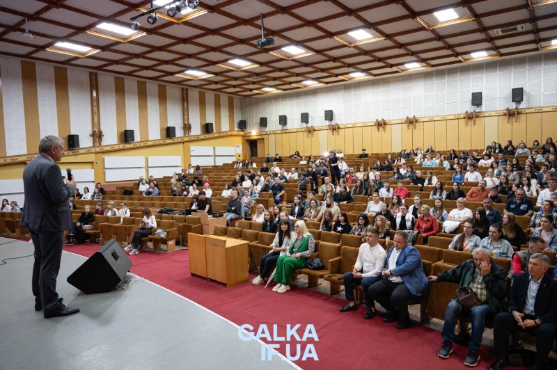 “Той, хто хоче бути успішним – повинен отримувати знання”: як у (При)Карпатському університеті проходить день відкритих дверей (ФОТО)