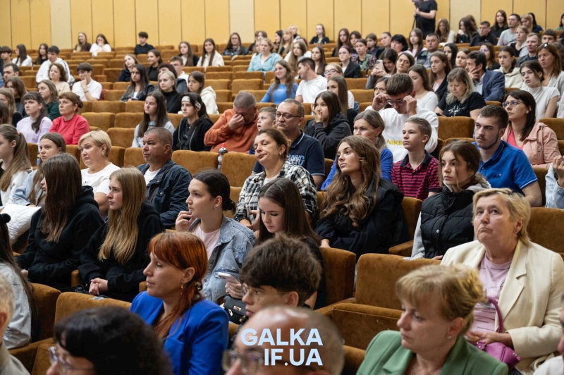 “Той, хто хоче бути успішним – повинен отримувати знання”: як у (При)Карпатському університеті проходить день відкритих дверей (ФОТО)