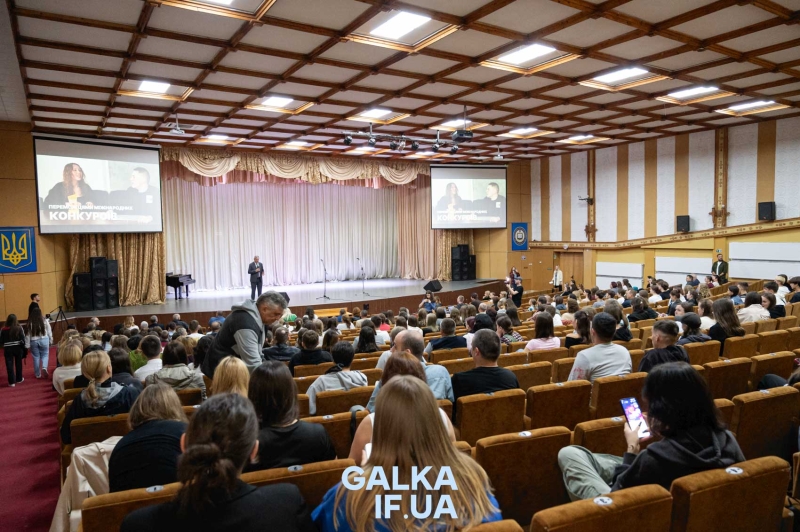 “Той, хто хоче бути успішним – повинен отримувати знання”: як у (При)Карпатському університеті проходить день відкритих дверей (ФОТО)