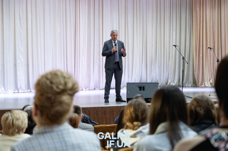 “Той, хто хоче бути успішним – повинен отримувати знання”: як у (При)Карпатському університеті проходить день відкритих дверей (ФОТО)