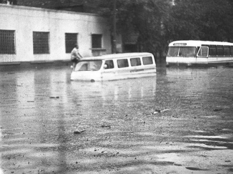 У Дніпрі багато років тому в цей день сталася велика повінь: історичні кадри