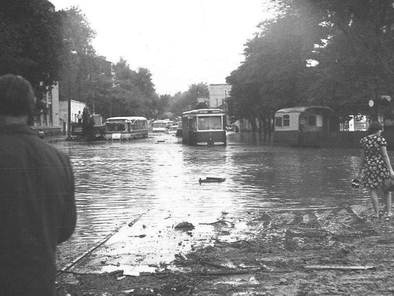 У Дніпрі багато років тому в цей день сталася велика повінь: історичні кадри