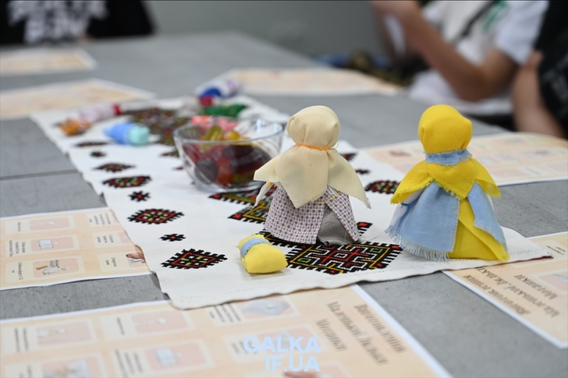 У Франківську діти захисників створювали традиційні ляльки-мотанки (ФОТО)