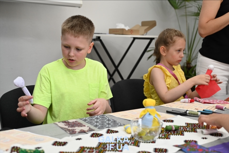 У Франківську діти захисників створювали традиційні ляльки-мотанки (ФОТО)