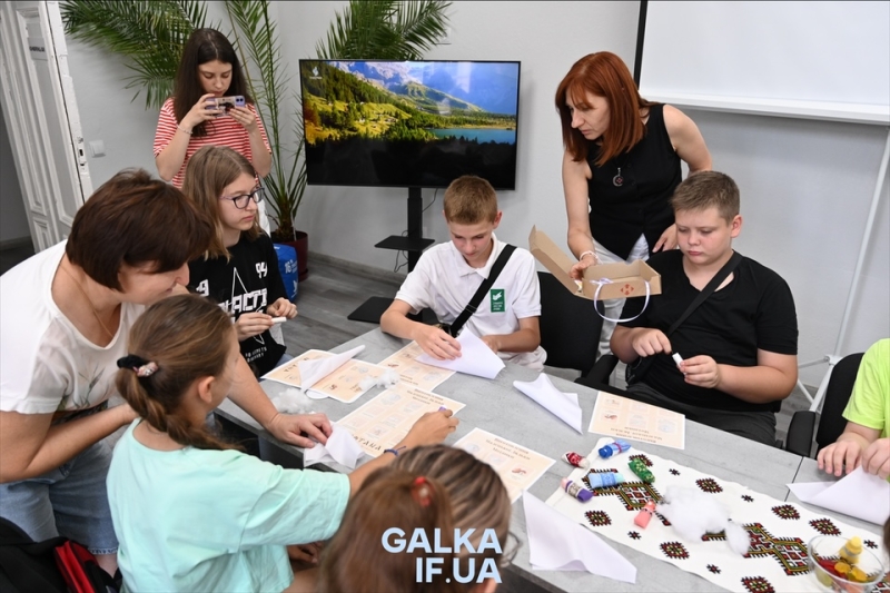 У Франківську діти захисників створювали традиційні ляльки-мотанки (ФОТО)