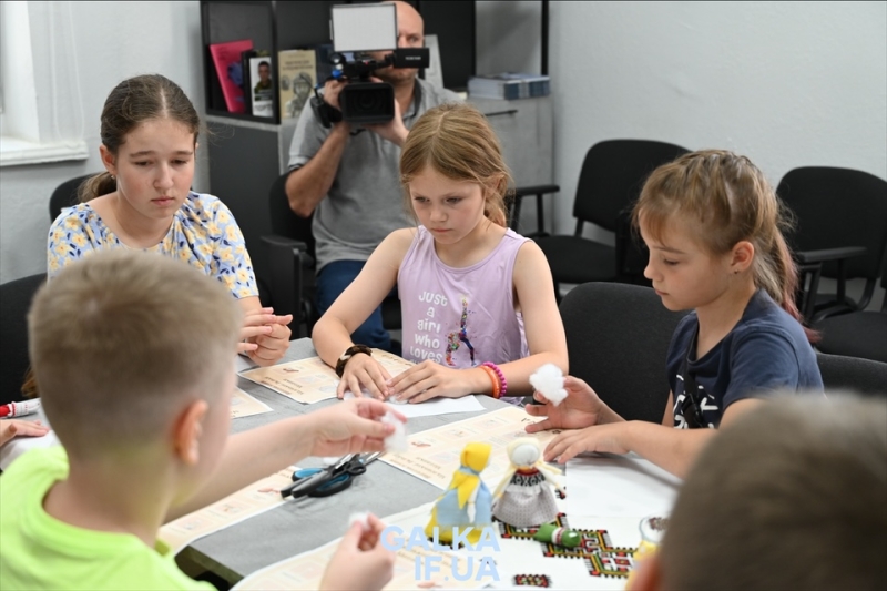 У Франківську діти захисників створювали традиційні ляльки-мотанки (ФОТО)