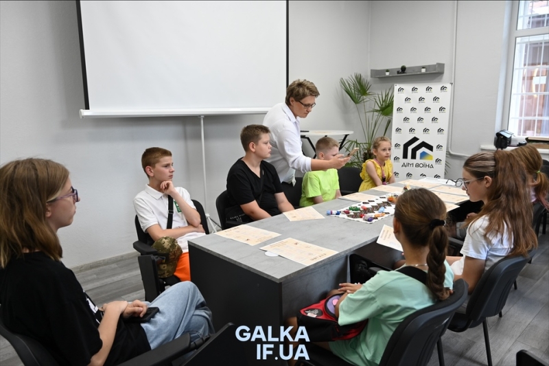 У Франківську діти захисників створювали традиційні ляльки-мотанки (ФОТО)