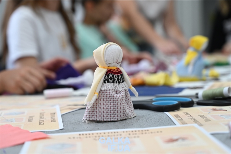 У Франківську діти захисників створювали традиційні ляльки-мотанки (ФОТО)