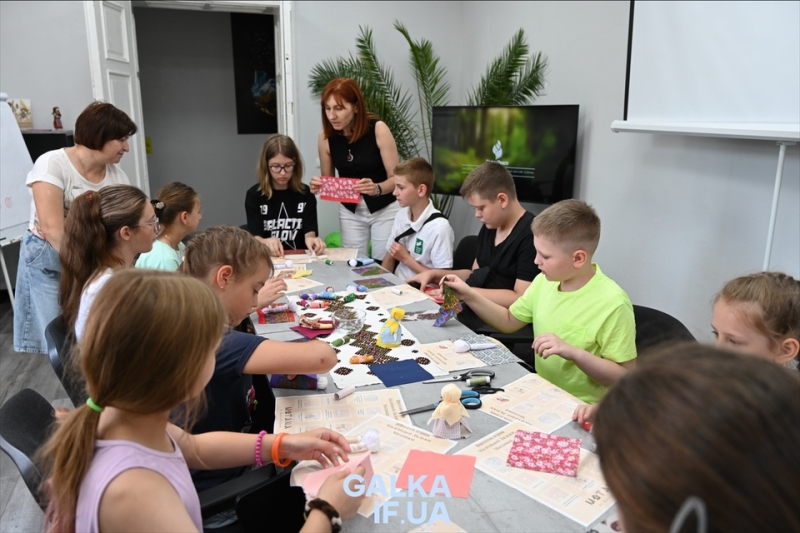 У Франківську діти захисників створювали традиційні ляльки-мотанки (ФОТО)