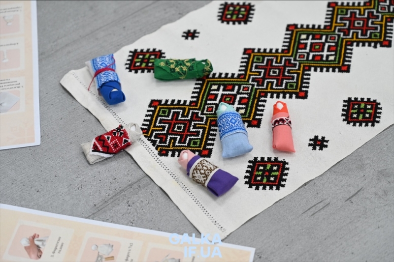 У Франківську діти захисників створювали традиційні ляльки-мотанки (ФОТО)