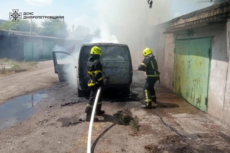 У Кам&rsquo;янському постраждав чоловік, який намагався власноруч загасити своє авто