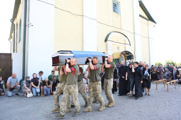 У Луцькій громаді в останню дорогу провели захисника України Олександра Голотюка. ФОТО