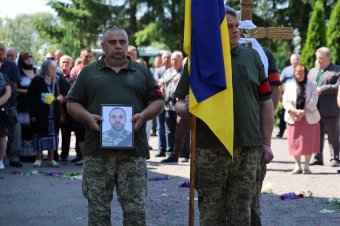 У Луцькій громаді в останню дорогу провели захисника України Олександра Голотюка. ФОТО