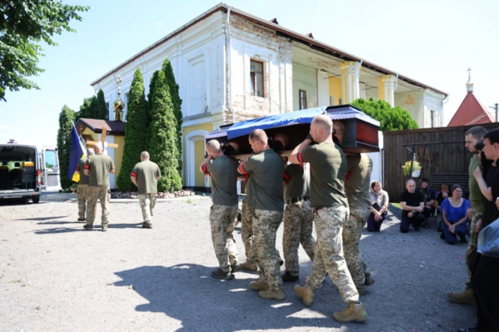 У Луцькій громаді в останню дорогу провели захисника України Олександра Голотюка. ФОТО