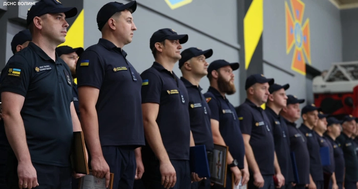 У Луцьку нагородили рятувальників за мужність та професіоналізм при ліквідації наслідків обстрілу