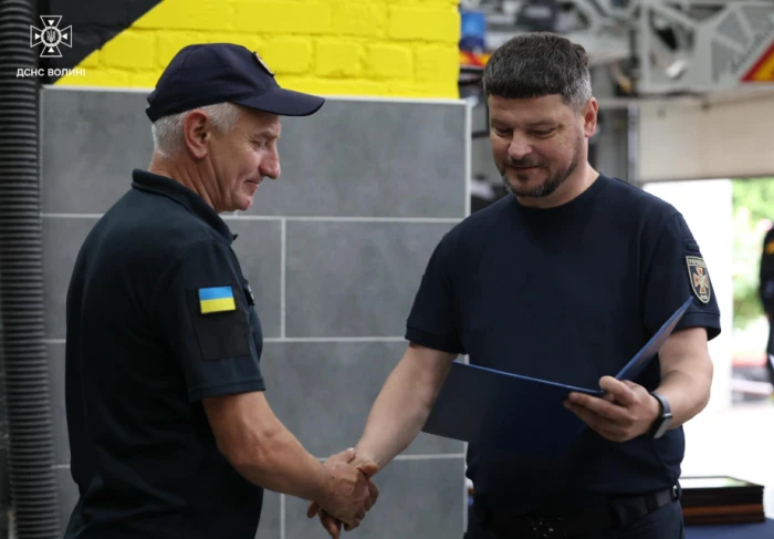У Луцьку нагородили рятувальників за мужність та професіоналізм при ліквідації наслідків обстрілу
