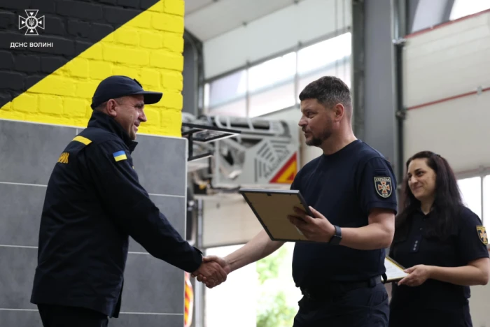 У Луцьку нагородили рятувальників за мужність та професіоналізм при ліквідації наслідків обстрілу