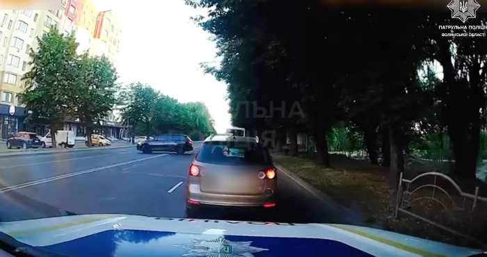 У Луцьку впіймали водія, який перетнув подвійну суцільну