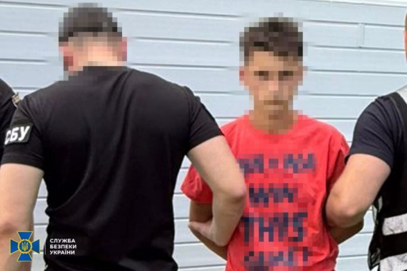 У Шостці молодик спалив дві автівки військових