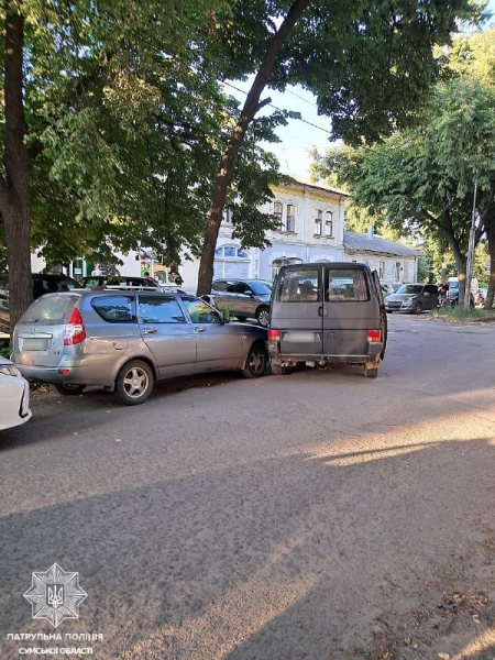 У Сумах водій мікроавтобусу підрізав легковик
