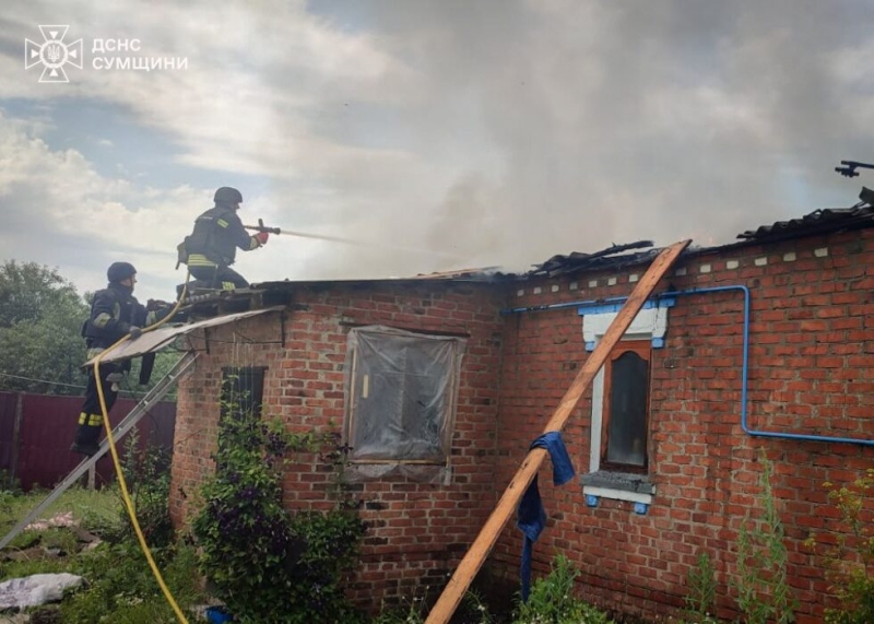 У Сумському районі гасили пожежі після ворожих ударів