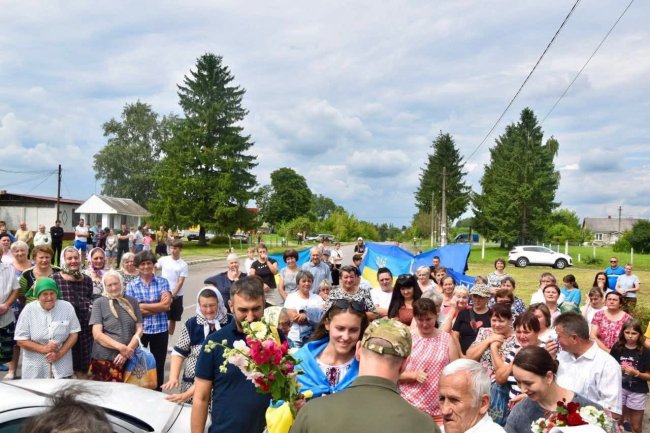 Усім селом на Рівненщині зустрічали воїна з російського полону