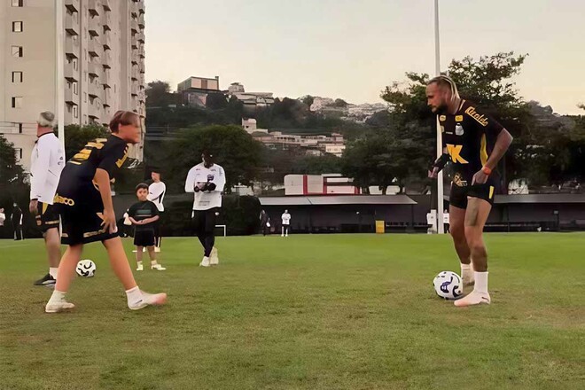 ВІДЕО. Неймар познущався із сина на футбольному полі