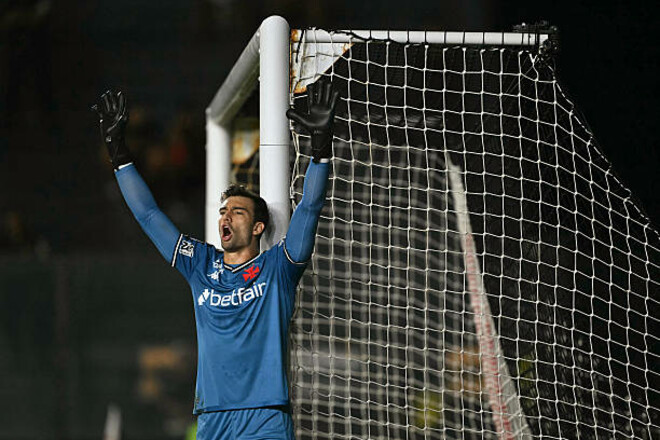 ВІДЕО. Сидів і чекав. У Бразилії вилучили воротаря за затягування часу