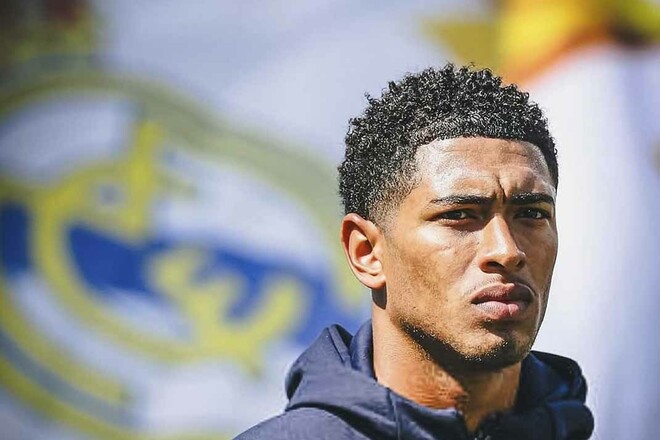 ВІДЕО. Зірка Реала зіграв у волейбол ногами з місцевими жителями. Вау