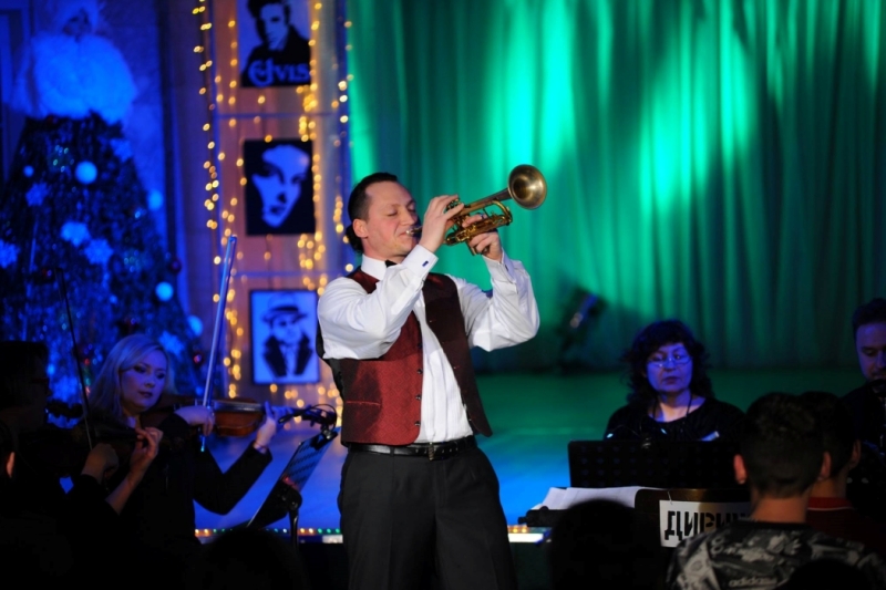 Відмовився від співпраці з РФ: Диригент з Луганська двічі пережив окупацію та зіграв гімн України у звільненому Херсоні