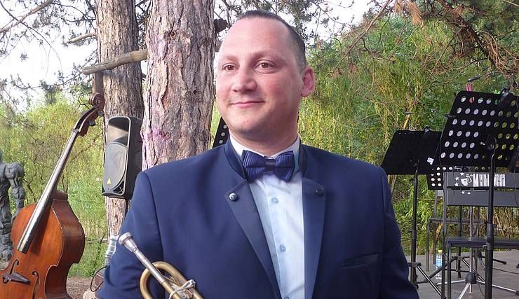 Відмовився від співпраці з РФ: Диригент з Луганська двічі пережив окупацію та зіграв гімн України у звільненому Херсоні