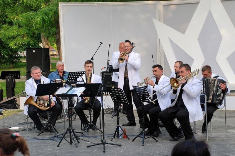 Відмовився від співпраці з РФ: Диригент з Луганська двічі пережив окупацію та зіграв гімн України у звільненому Херсоні