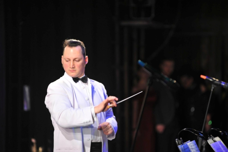 Відмовився від співпраці з РФ: Диригент з Луганська двічі пережив окупацію та зіграв гімн України у звільненому Херсоні