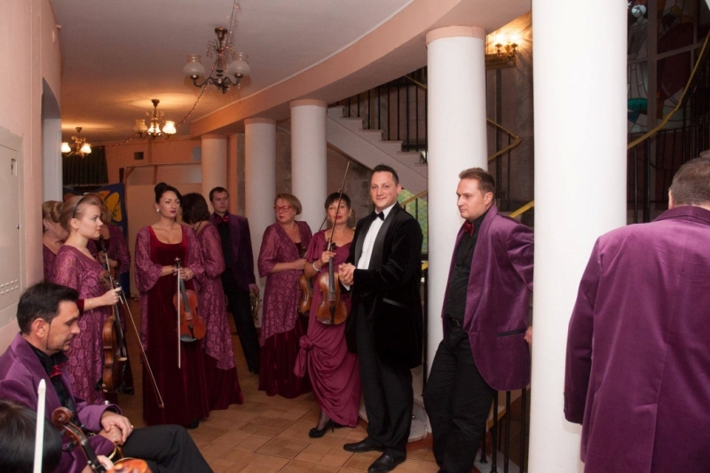 Відмовився від співпраці з РФ: Диригент з Луганська двічі пережив окупацію та зіграв гімн України у звільненому Херсоні